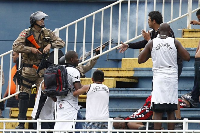 A chegada da polícia, que não havia sido convocada para o jogo. interrompeu o confronto. |