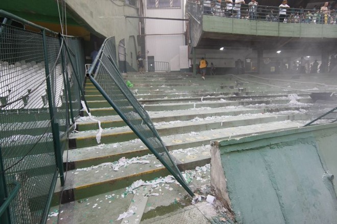A separação entre setores do Couto Pereira ficou destruída. |
