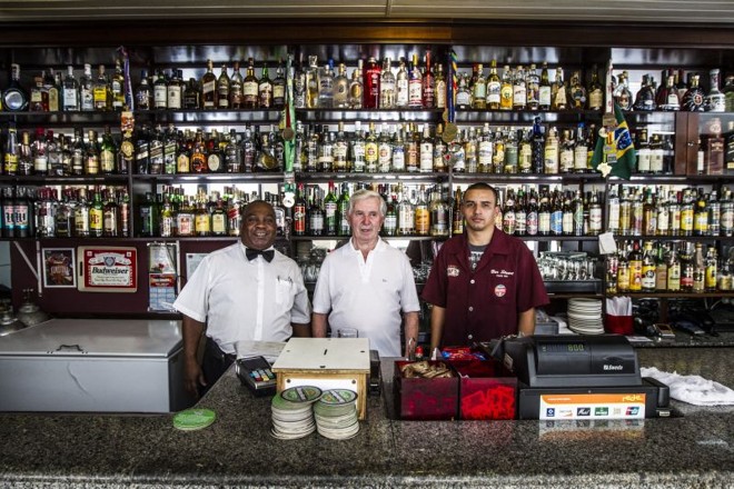 Dino Chiumento e os garçons: com 1% das ações, Dino se aposentou, mas trabalha por esporte | 