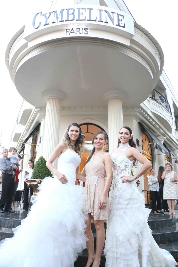 A empresária Bianca Sehn Scopel (ao centro) com as modelos Adrielle Rodrigues (à esq.) e Carol Tonsig na badalada festa de inauguração da maison de vestidos de noivas Cymbeline Paris, nesta terça-feira, na Rua Benjamin Zilli, no Ahú | Jader da Rocha