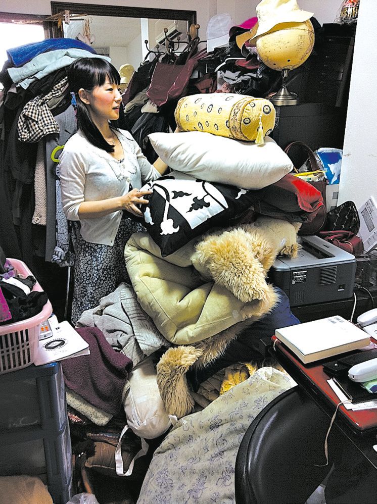 Marie Kondo, à dir. no closet de uma cliente, ficou famosa devido a seus métodos de arrumação |
