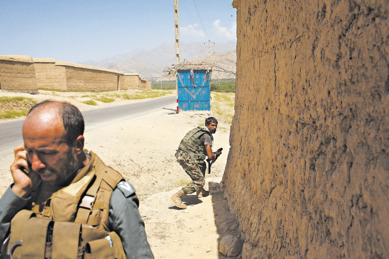 Forças do Talibã ameaçam a legitimidade das tropas afegãs em muitas áreas. Soldados afegãos no distrito de Tagab | Andrew Quilty /The New York Times