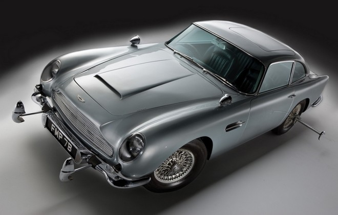 Aston Martin DB5- É o mais famoso veículo utilizado pelo espião britânico. Estreia em 007 contra Goldfinger, no ano de 1964, e repete a dose um ano depois em 007 contra a Chantagem Atômica. Em ambos dirigido pelo ator Sean Connery, o primeiro a vestir a pele do agente. Fez parte da frota em 007 a serviço secreto de Sua Majestade (1969), 007 Contra GoldenEye