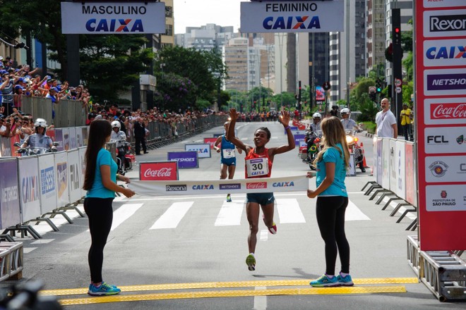 Ymer Ayalew da Etiópia cruza a linha para vencer a prova feminina da São Silvestre |