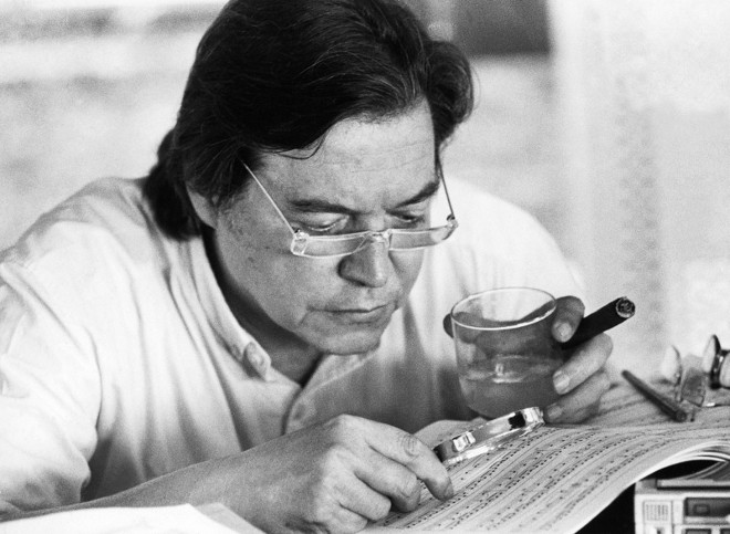 Partitura, lupa e uisquinho: um dia típico do maestro no trabalho | Saraivaconteudo.com/Divulgação