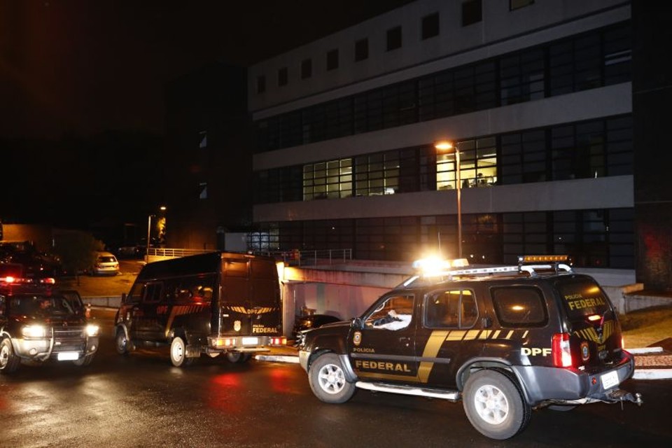 Movimentação na PF de Curitiba em 14 de novembro. dia da 7ª fase da Lava Jato: agilidade na denúncia | Hugo Harada/Gazeta do Povo