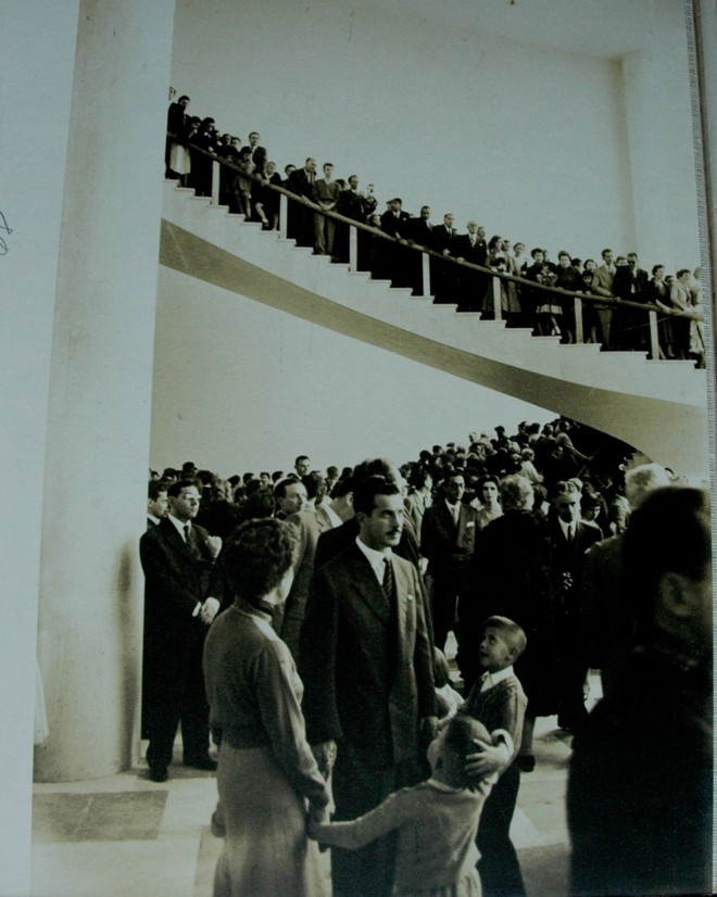 O ato inaugural do Palácio Iguaçu teve início às 20h30 ainda do dia 18 de dezembro, com uma recepção e um banquete. Após os discursos das autoridades, um baile de gala tomou conta do Palácio | 