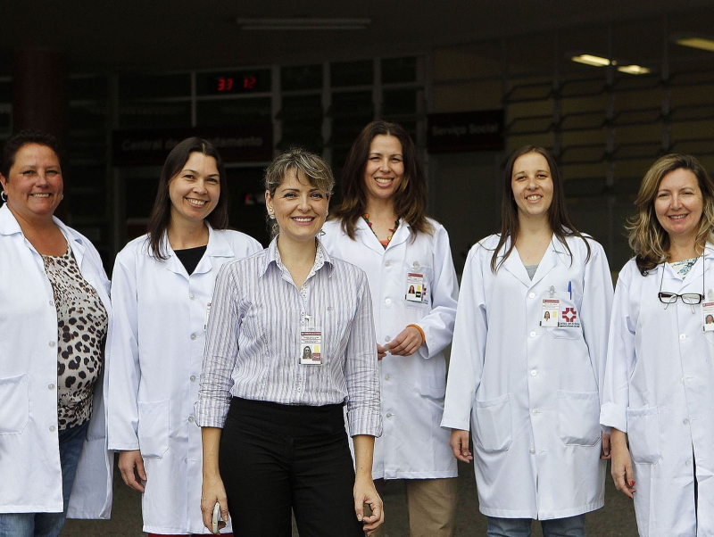 A assistente social Solange Coning, do Hospital das Clínicas da UFPR, e equipe: trabalho influencia a rotina do paciente | Jonathan Campos/Gazeta do Povo