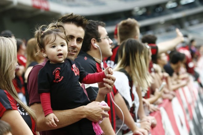 A pequena atleticana, quando crescer, poderá dizer que viu o último jogo do Furacão em casa em 2014. | 