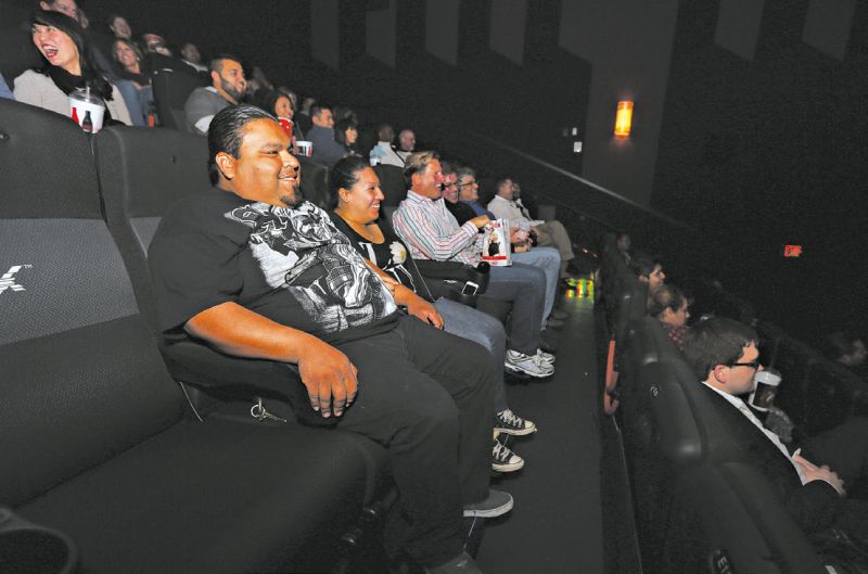 Poltronas se movimentam conforme ação na tela em cinema de Los Angeles; redes tentam atrair público mais jovem | J. Emilio Flores para The New York Times