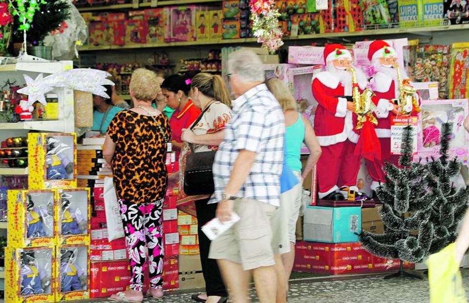 Disposição do consumidor aumenta no Natal, mas a tendência é deixar parte do 13º para contas e dívidas do início de 2015 | Antônio More/Gazeta do Povo