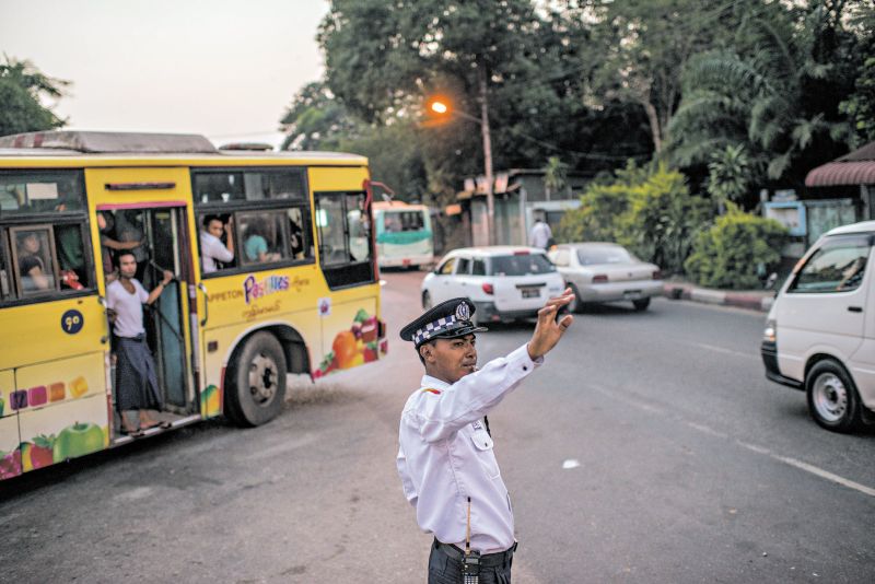Na cidade de Rangum, em Mianmar, o sargento Khin Myint Maung ganha elogios e caixinhas pela forma com que dirige o trânsito | Tomas Munita para The New York Times