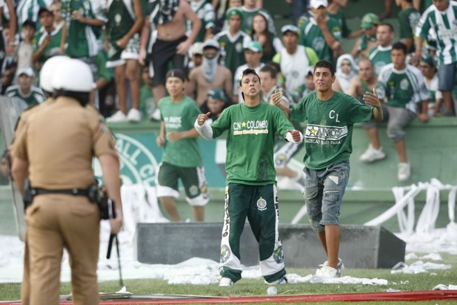Torcedor chama a polícia para a briga. |