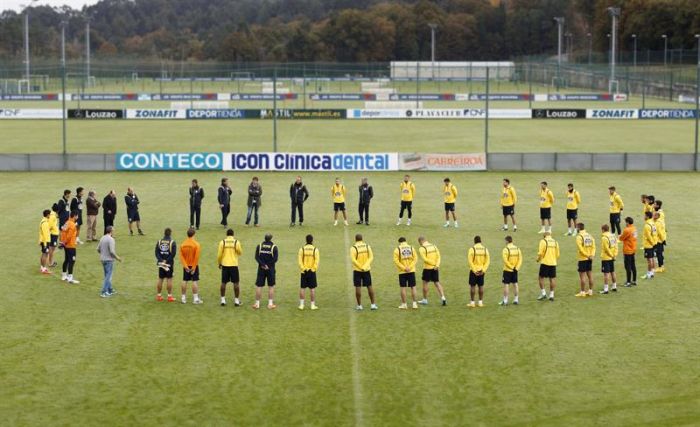Antes do treino, jogadores do La Coruña prestam homenagem a torcedor morto em briga antes do treino | EFE