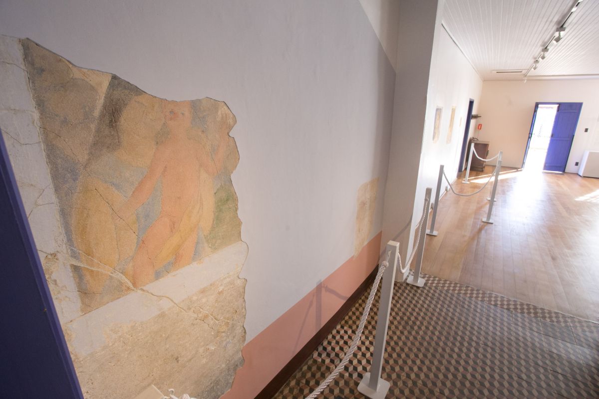 o afresco que retrata uma mulher segurando um menino no colo foi produzido pelo pintor em 1937 com a ajuda de uma pessoa não identificada | Alexandre Moreira/A2 FOTOGRAFIA / Fotos Públicas