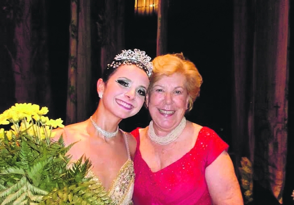 Na apresentação do balé A Bela Adormecida, no Teatro Positivo, a solista Mariana Closs, com Dora de Paula Soares, diretora artística do Studio D 1, comemorando 36 anos de atividades | Wanderley Lopes