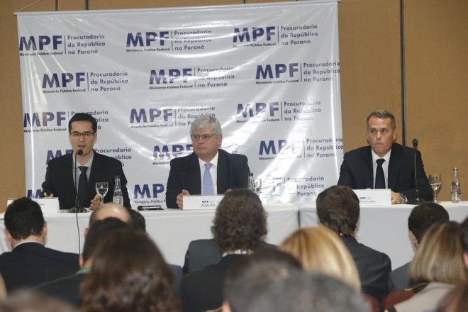 O procurador-geral da República, Rodrigo Janot (no centro) e os procuradores Deltan Martinazzo Dallagnol (esquerda) e Antonio Carlos Welter (direita) |