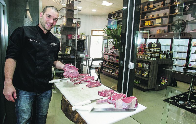 Marcos Canan vende carnes nobres, como a de cordeiro, que ele mesmo produz | Daniel Castellano/Gazeta do Povo