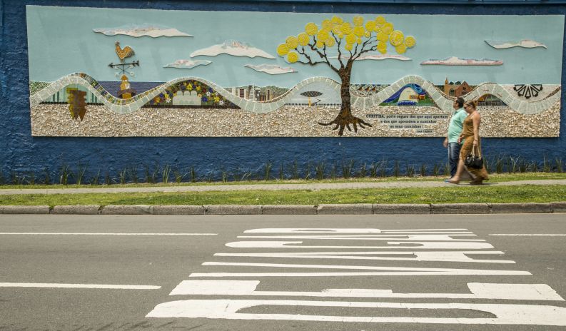 Mural Árvore em Verso e Reciclagem, com o ipê Amarelo em flor | Marcelo Andrade/Gazeta do Povo