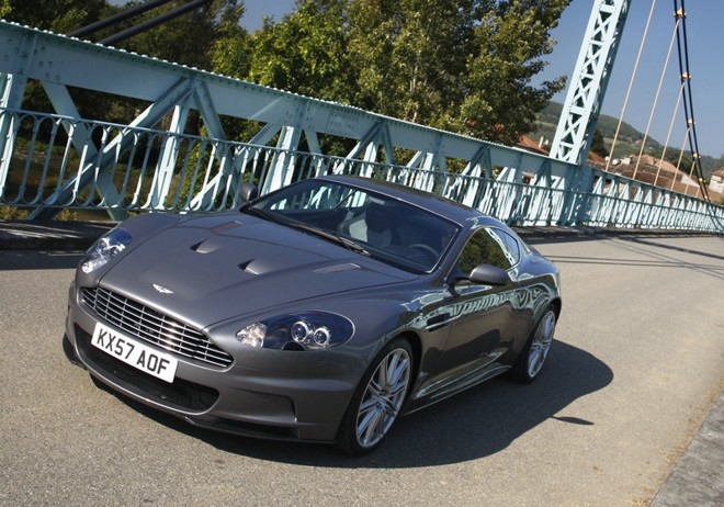 Aston Martin DBS- A nova versão do DBS, que chega ao mercado em 2007, é destaque um ano antes no filme Casino Royale, que marca a estreia de Daniel Craig no papel de Bond. Depois o veículo rodou em Quantum of Solace (2008) e Operação Skyfall (2012). Atualmente, é o carro mais potente já usado pelo espião. Com forte inspiração no DB9, o modelo substituiu o Vanquish S como o carro-chefe da marca. O motor V12 6.0 produz 510 cv e 57 kgfm de torque, números capazes de levar o DBS a impressionantes 307 km/h. No filme, o modelo trazia no painel do lado do passageiro um kit médico completo, com desfibrilador e outros equipamentos de salvamento |