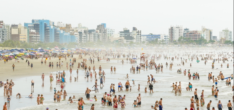 Segundo o Assindilitoral, mais de 2 milhões de pessoas passarão a virada do ano nas praias do Paraná | Hugo Harada/Gazeta do Povo