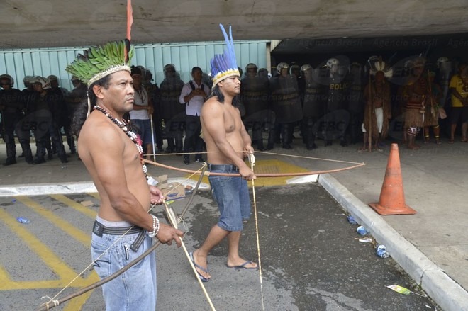 Os índios protestam contra propostas que estão em discussão no Congresso sobre demarcação de terras indígenas |
