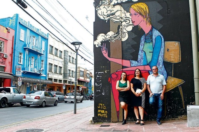 Dayana, Aline e Fabiano numa das esquinas da Riachuelo: Não compramos discursos prontos. | Antônio More/Gazeta do Povo
