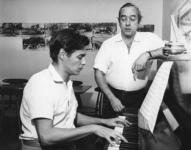 Um jovem Tom Jobim, ao piano, e Vinicius de Moraes: muitas parcerias, conversas e tragos |