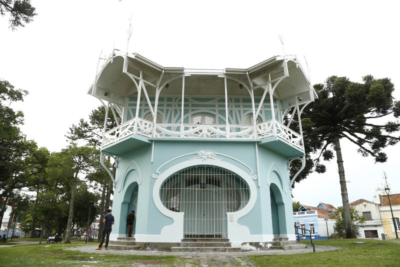 O ponto que era tomado por pichações voltou a ter como destaque a cor azul | Hugo Harada/Gazeta do Povo