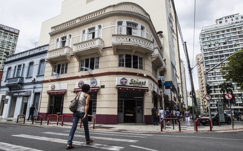 Vista geral do Bar Atuart, na Praça Osório, Centro de Curitiba: fundado em 1904, e considerado um dos patrimônios da cidade. Gerações passaram por ali | Brunno Covello/Gazeta do Povo