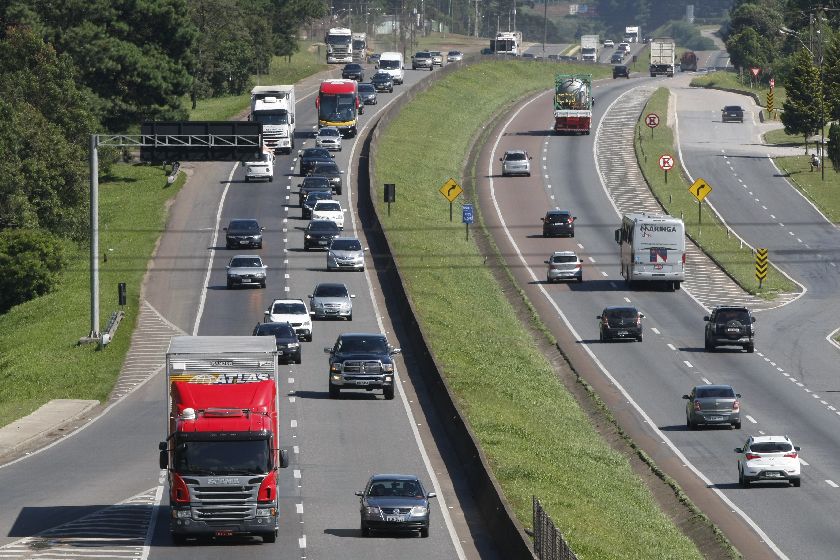 Movimento na BR-376, sentido interior e Santa Catarina, deve aumentar gradativamente até o fim da tarde | Aniele Nascimento/Gazeta do Povo