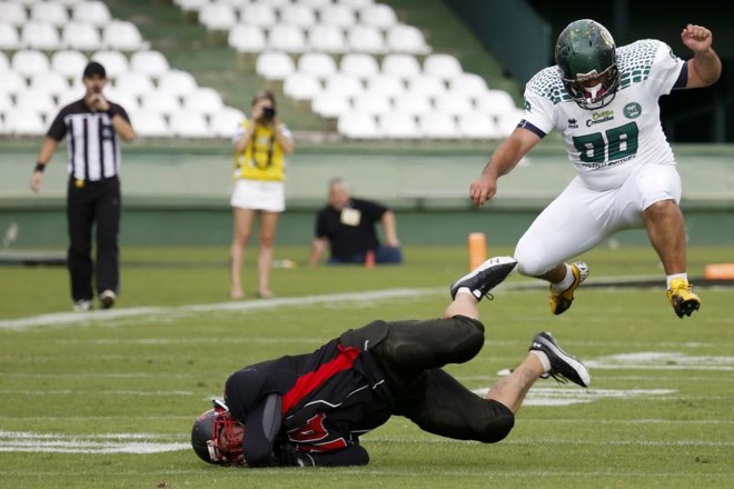 Defensor Zoschke, do Crocodiles, tenta barrar o ataque do Espectros |