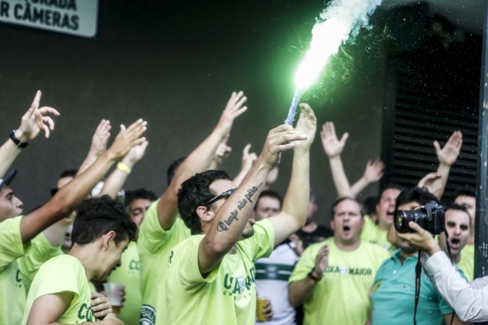 Membros da chapa Coxa Maior comemoram a eleição do cartorário Rogério Portugal Bacellar | Henry Milléo / Gazeta do Povo