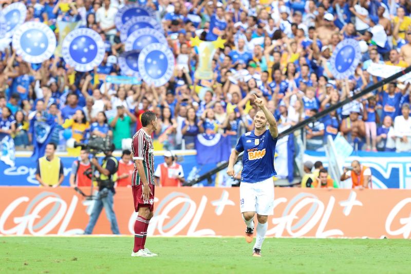 O jogador Nilton do Cruzeiro comemora gol durante a partida entre Cruzeiro e Fluminense no Estádio Mineirão em Belo Horizonte neste domingo | Cristiane Mattos/Futura Press/Folhapress