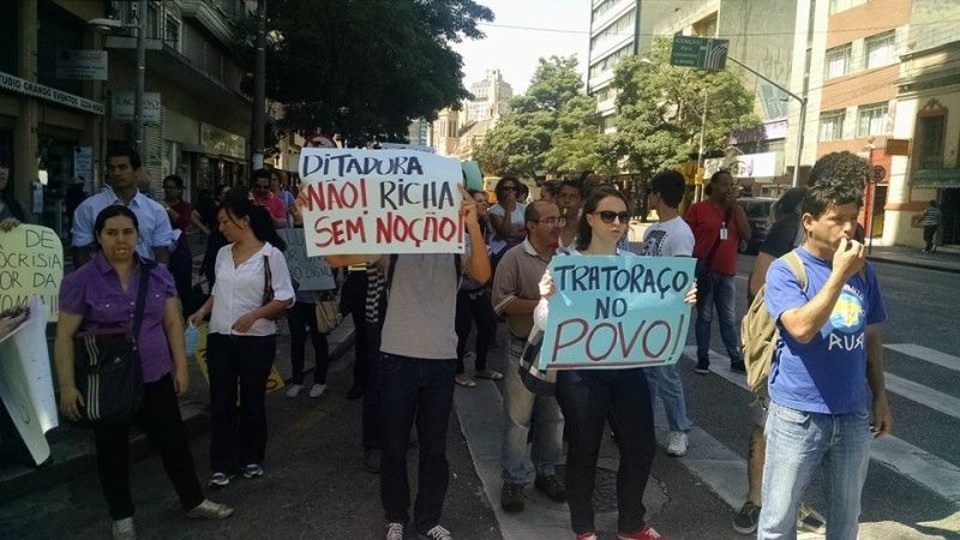 Servidores protestam contra lei que afeta autonomia da Defensoria e diminui salários Servidores protestaram por ruas de Curitiba na manhã desta quarta-feira | Divulgação/Assedepar