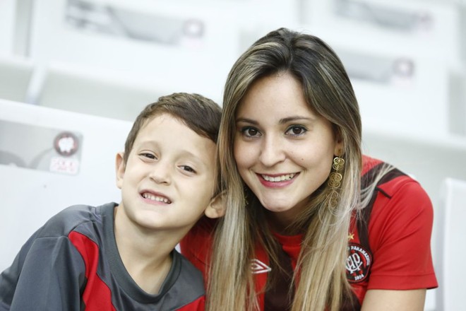 Antes de a bola rolar, pose para o clique na Arena da Baixada. | 