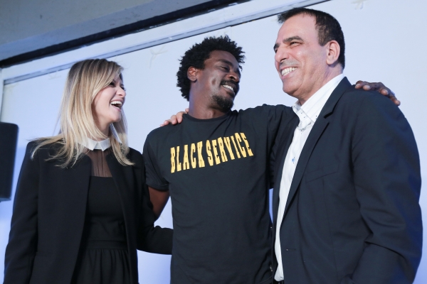 O presidente da GVT, Amos Genish, e sua mulher, Heloísa Genish, presidente do Instituto GVT, com o cantor Seu Jorge após a apresentação exclusiva para os funcionários da empresa, terça-feira, no Teatro Positivo Grande Auditório | Fernando Dias