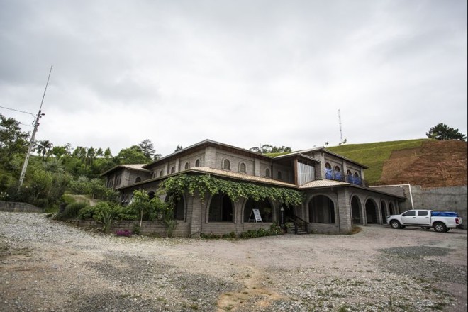 No caminho para São Paulo, na BR-116, km 69, a vinícola Fardo surpreende o visitante |