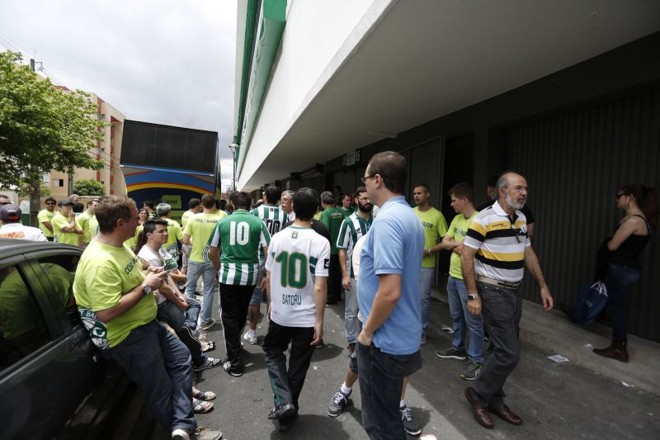 Movimentação de torcedores no Couto Pereira durante a eleição do Coritiba |