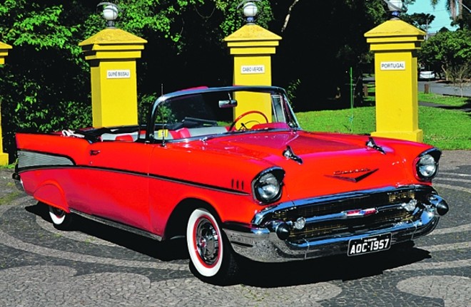 Março - Chevrolet Bel Air 1957: Os modelos de 1957 são os mais procurados por entusiastas, principalmente pelos acabamentos cromados e o rabo de peixe. O conversível da foto pertence ao colecionador Antônio Kowalski, 69 anos, e carrega o bloco 283 V8, de 180 cv, com transmissão automática de três velocidades. Está todo original, como os demais modelos do calendário, e é um dos xodós da sua coleção, que não é pequena |