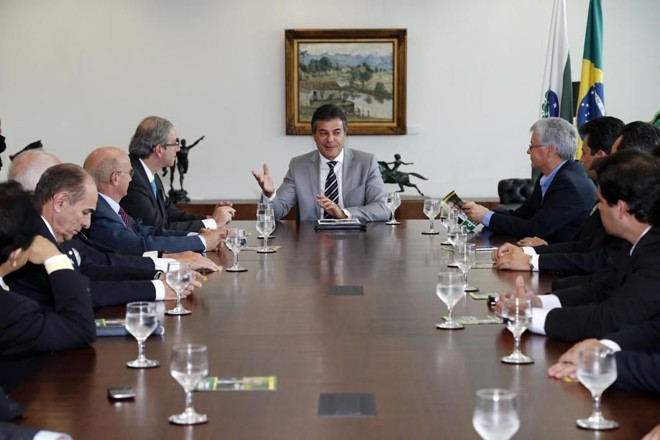 Beto Richa em reunião com Eduardo Cunha (à esquerda) e um grupo deputados |