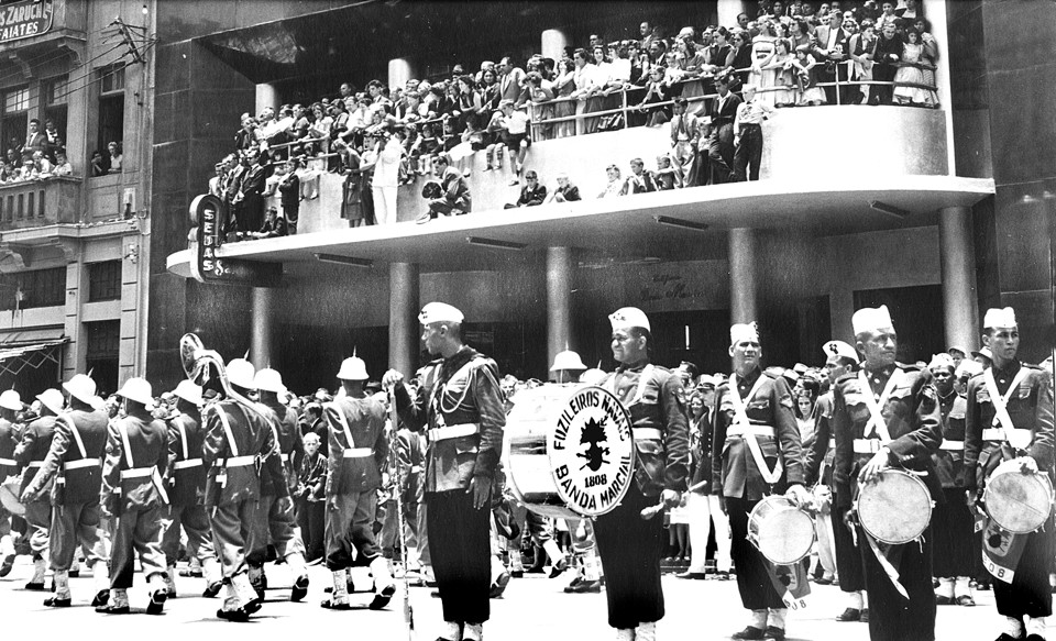 Desfile realizado no dia 19 de Dezembro de 1953 na então Avenida João Pessoa. Notável a presença da Banda dos Fuzileiros Navais. | 