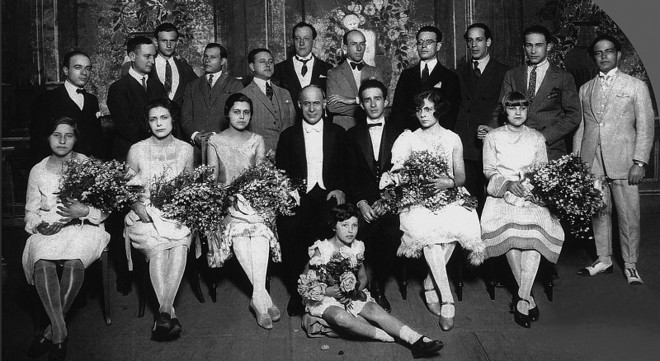 Grêmio Artístico Brandão: Salvador de Ferrante aparece sentado no meio da foto, com a mão no rosto |