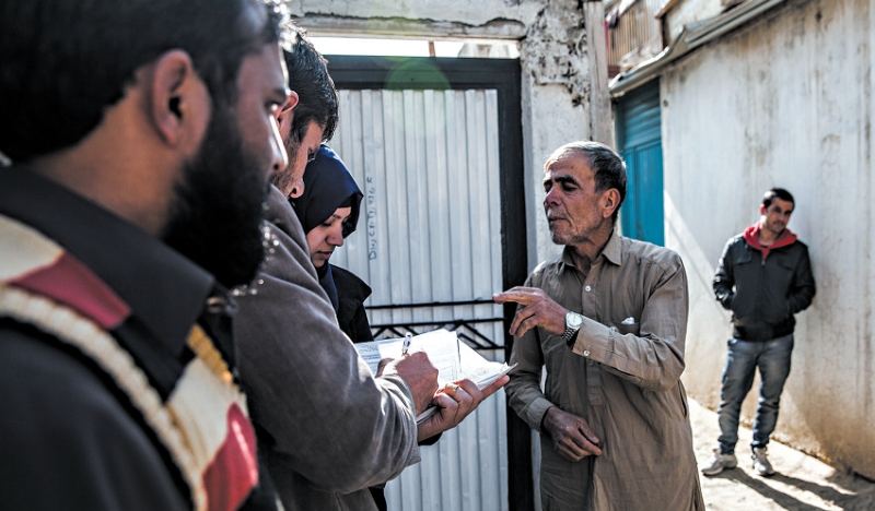 Um censo no Afeganistão pode levar anos para ser concluído, em parte porque muita gente não tem sobrenome. Mohammad Akhtar, comandante aposentado da polícia, escolheu Naibkhil, o nome de sua tribo | Bryan Denton para The New York Times