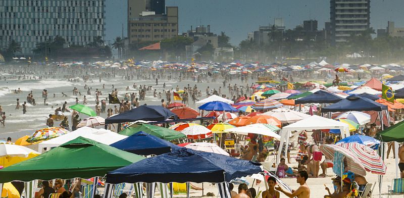 No último domingo do ano, a Praia Brava lotou | Hugo Harada/Gazeta do Povo