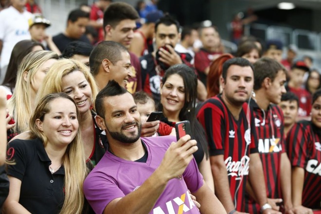 E se pedir com carinho, o próprio goleiro tira. | 