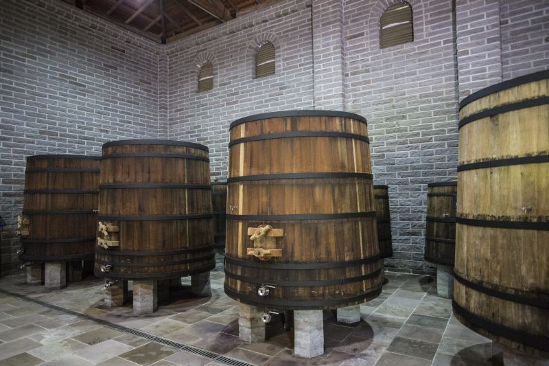 Pipas de madeira estão na família Fardo desde a produção caseira feita pelo avô, Domingo. | Brunno Covello/Gazeta do Povo