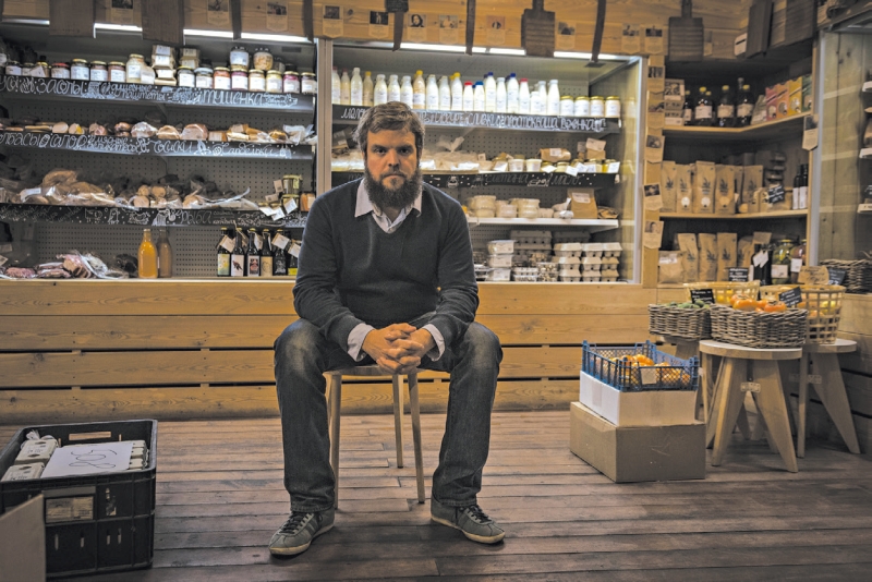 Boris Akimov recusou pedidos de supermercados grandes demais pra ser atendidos por sua cooperativa de pequenos agricultores | Sergey Ponomarev /The New York Times