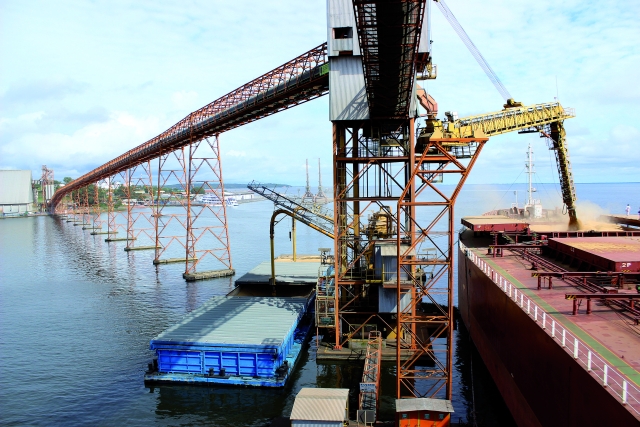 Navio chinês carrega soja em Santarém (PA). Logística dispensa os custos do Sul e Sudeste | Giovani Ferreira/gazeta Doapovo