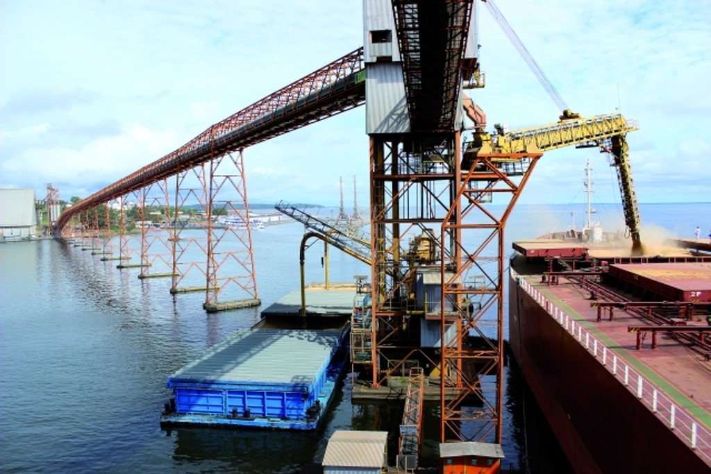 Navio chinês carrega soja em Santarém (PA). Logística dispensa os custos do Sul e Sudeste